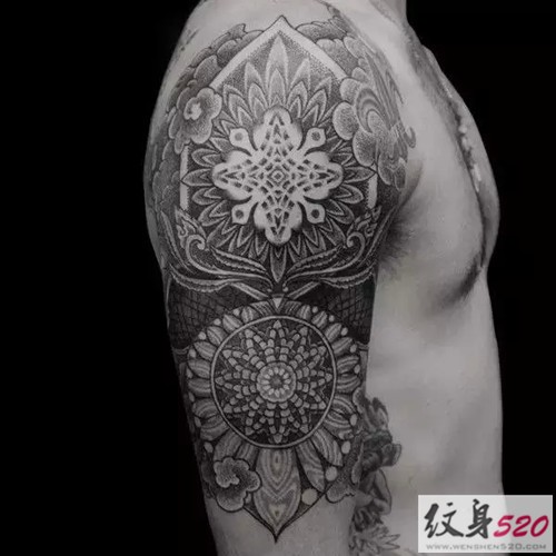 男士另类黑白点刺纹身