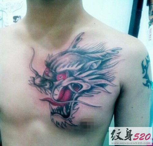超赞的男士胸部龙头纹身