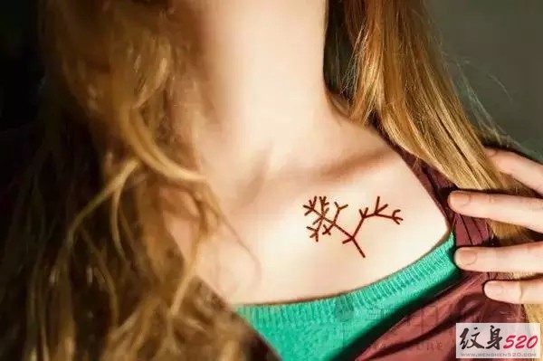 锁骨处的惊艳小纹身