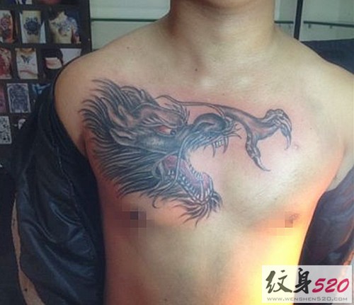超赞的男士胸部龙头纹身