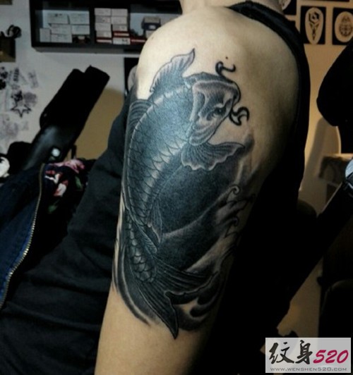 经典男性大臂鲤鱼纹身图案