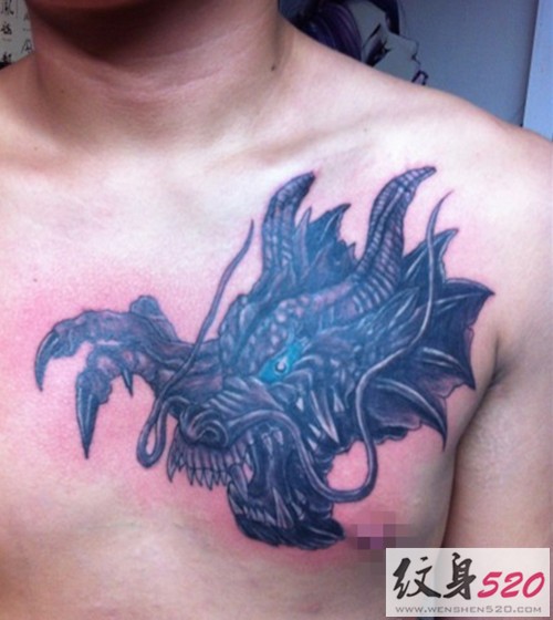 超赞的男士胸部龙头纹身