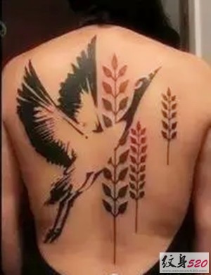 精美的满背丹顶鹤纹身图案