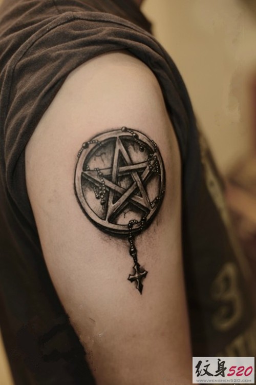 极简的黑色五芒星纹身