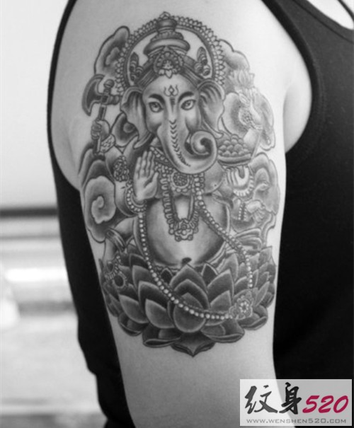男性大臂传统象神纹身