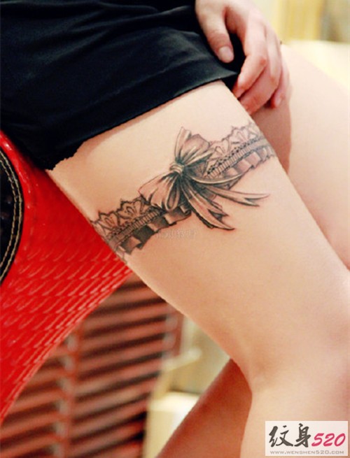 美腿加蕾丝纹身  别样的风情