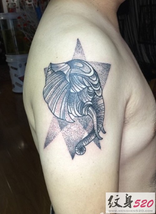 男性大臂传统象神纹身