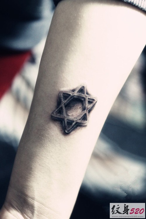 极简的黑色五芒星纹身