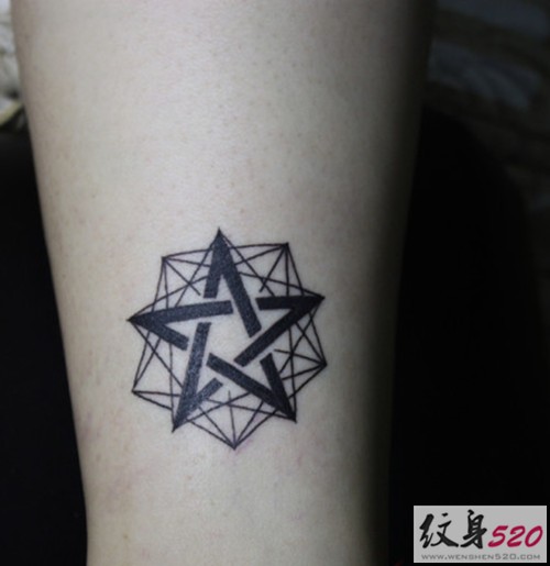 极简的黑色五芒星纹身