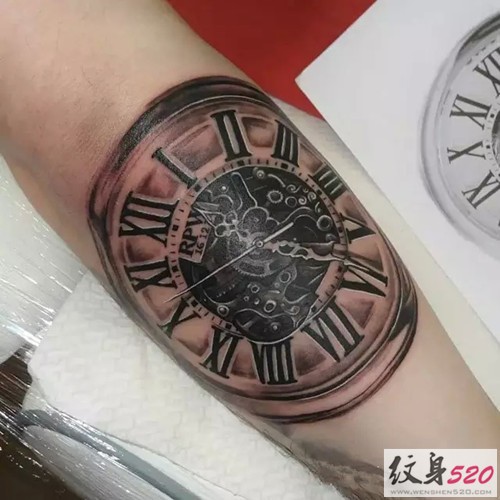 手臂黑灰复古钟表纹身
