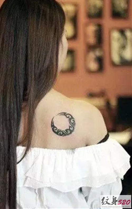 肩部月亮图腾纹身