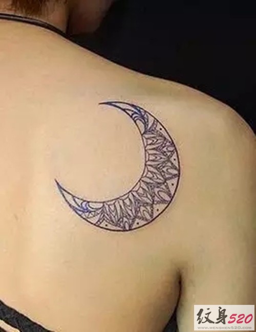 肩部月亮图腾纹身