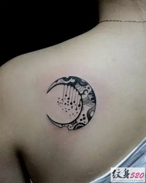 肩部月亮图腾纹身