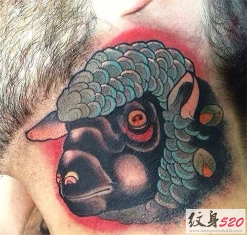 艳丽的颈部纹身