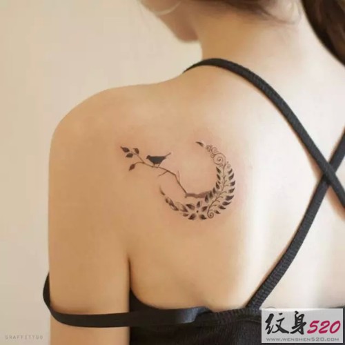 肩部月亮图腾纹身