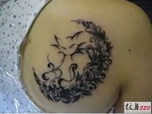 肩部月亮图腾纹身
