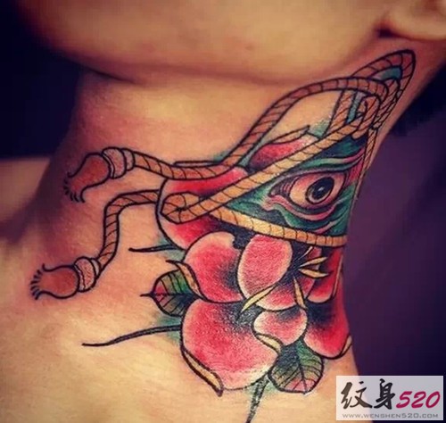 艳丽的颈部纹身