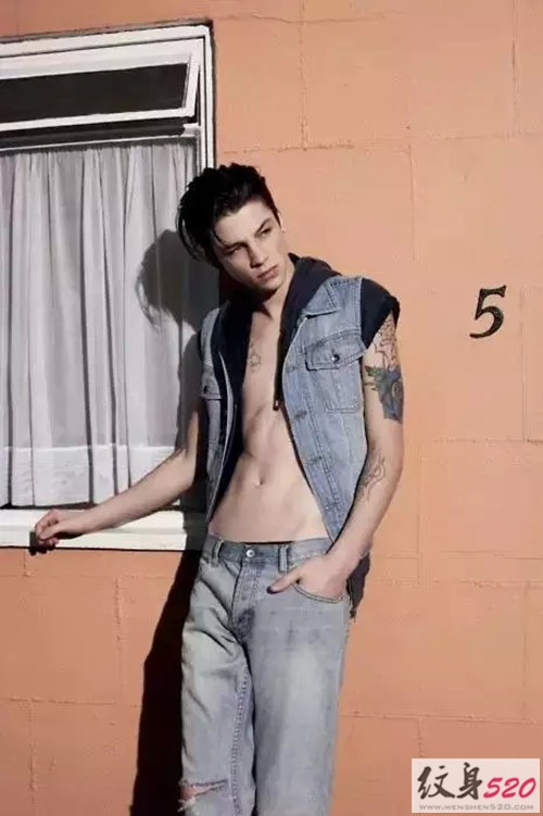 帅气的纹身小正太