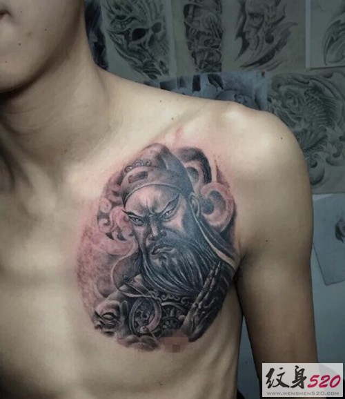 男性胸部关公纹身图案