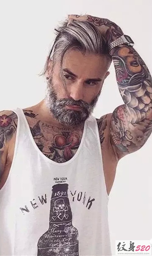 看潮男大秀时尚纹身