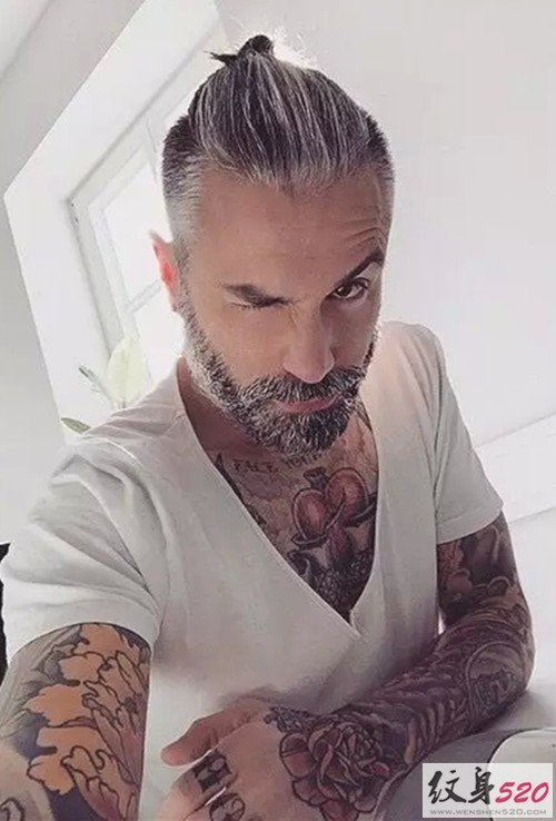 看潮男大秀时尚纹身