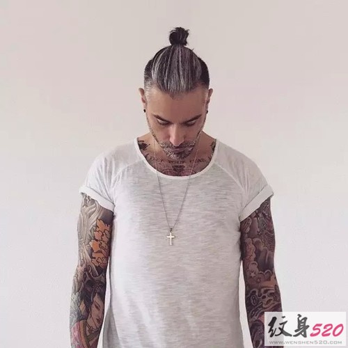 看潮男大秀时尚纹身