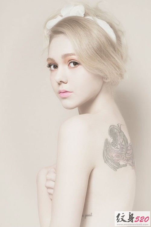 不一样的性感  美背纹身