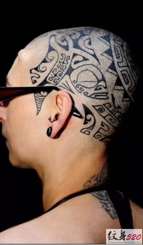 潮男的另类头部纹身