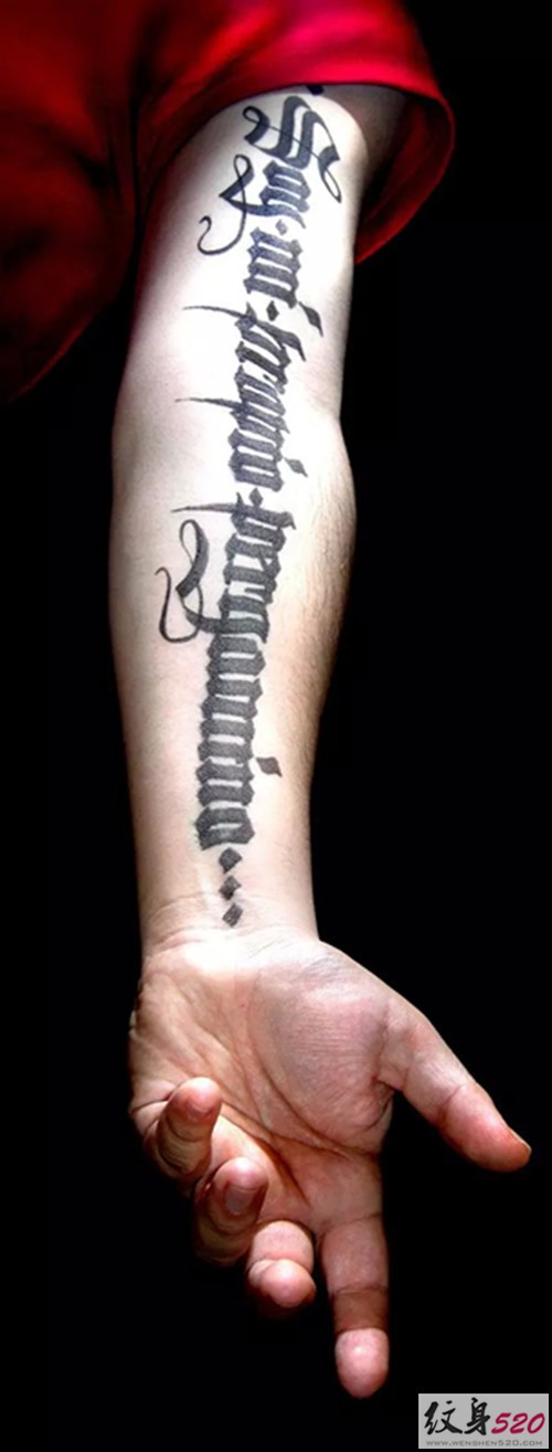 送给男女生的个性字母纹身
