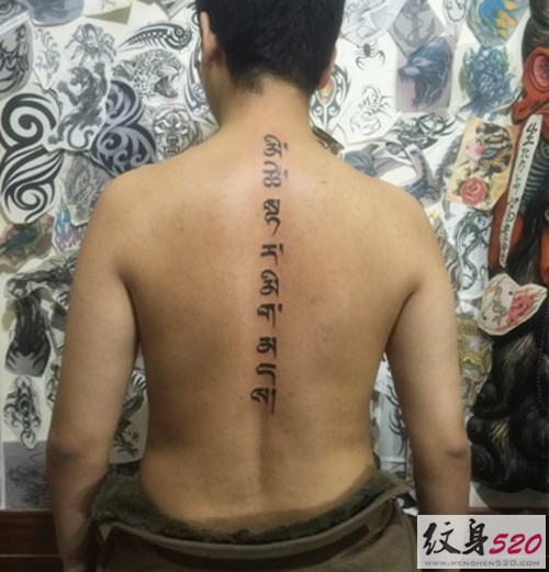 腰背部梵文纹身图案欣赏
