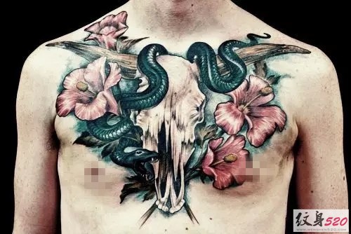 惊艳的男性花胸纹身