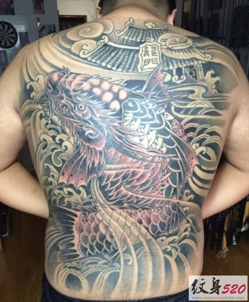 背部多彩鲤鱼纹身图片
