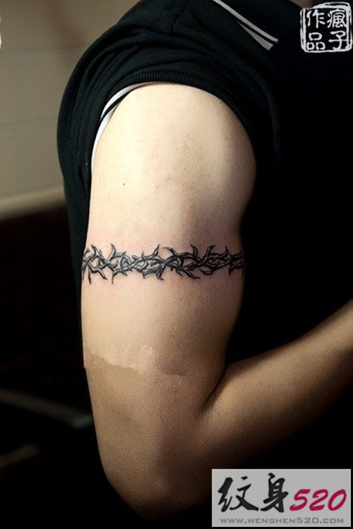 男士荆棘臂环纹身图片