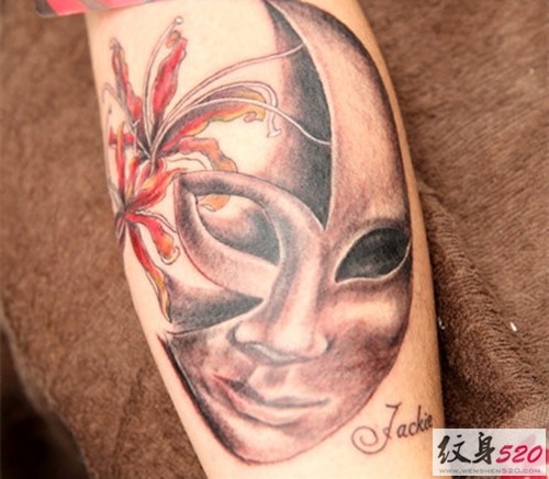 手臂上华丽而神秘的面具纹身