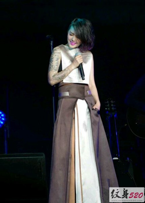 谭维维的个性帅气纹身