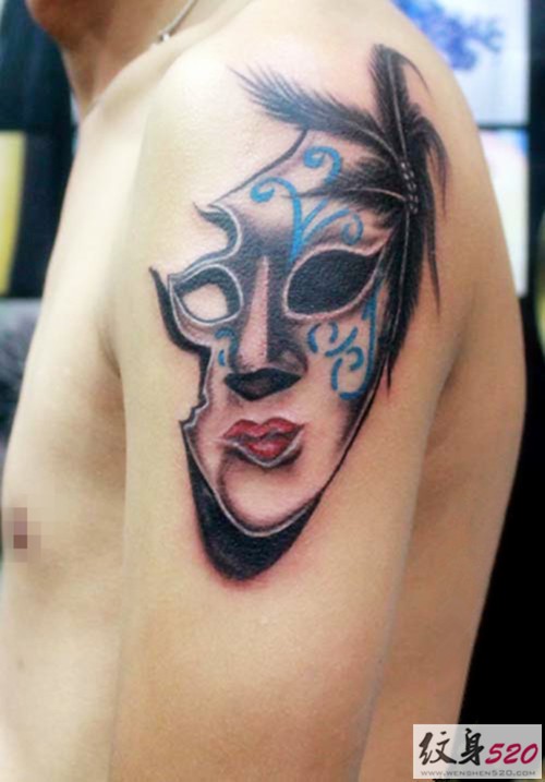 手臂上华丽而神秘的面具纹身