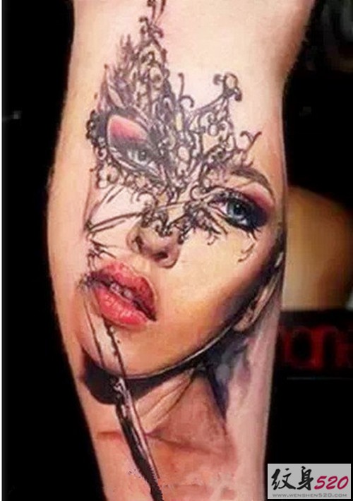 手臂上华丽而神秘的面具纹身