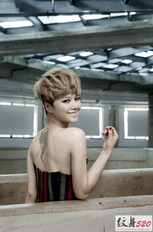 谭维维的个性帅气纹身