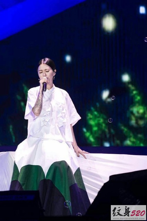 谭维维的个性帅气纹身