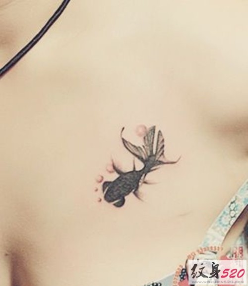 小巧可爱的金鱼纹身