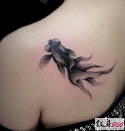 小巧可爱的金鱼纹身