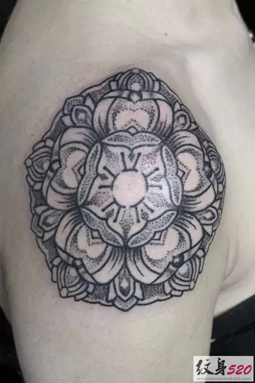 手臂黑灰曼陀罗图腾纹身