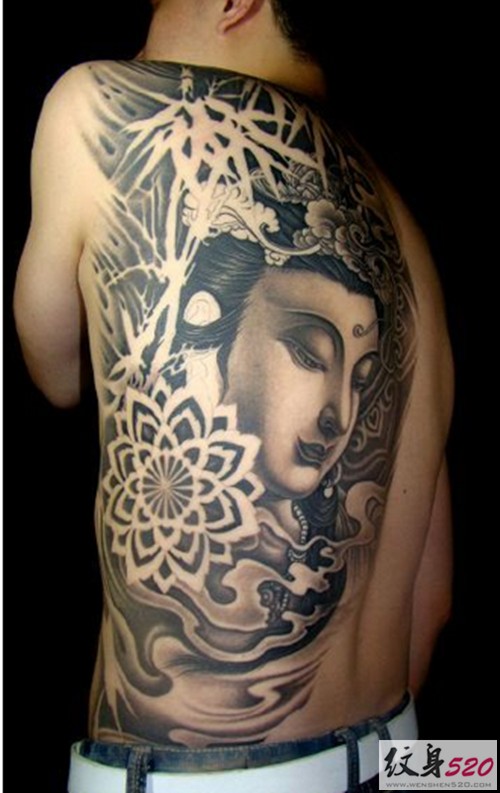 男性有趣的半背纹身