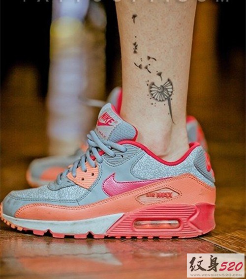 简约清新的蒲公英纹身