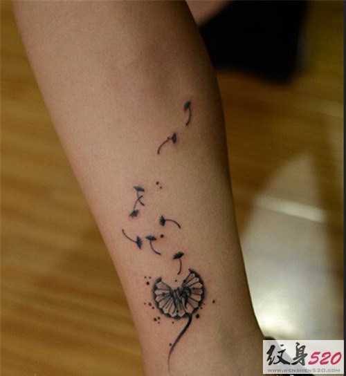 简约清新的蒲公英纹身