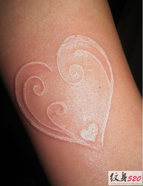 手臂上的创意隐形纹身