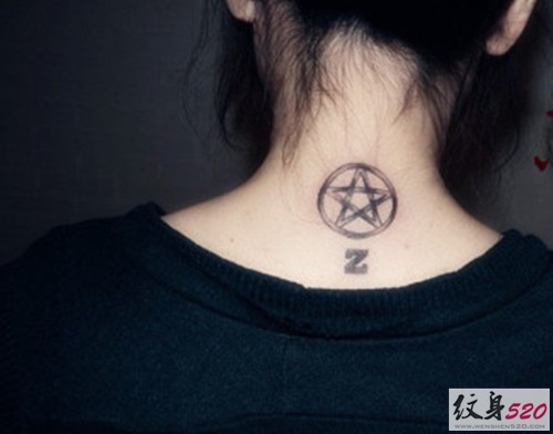 简单时尚的五芒星纹身图案