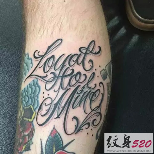 别样的花体字母纹身图案