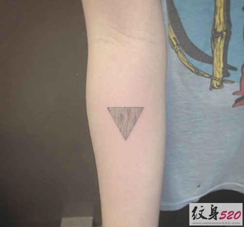 手臂上的时尚三角几何纹身