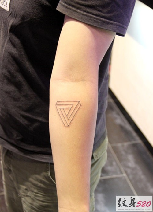 手臂上的时尚三角几何纹身